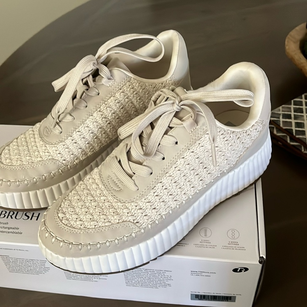 DV Fay tennis shoes
